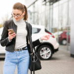 ragazza con lo smartphone