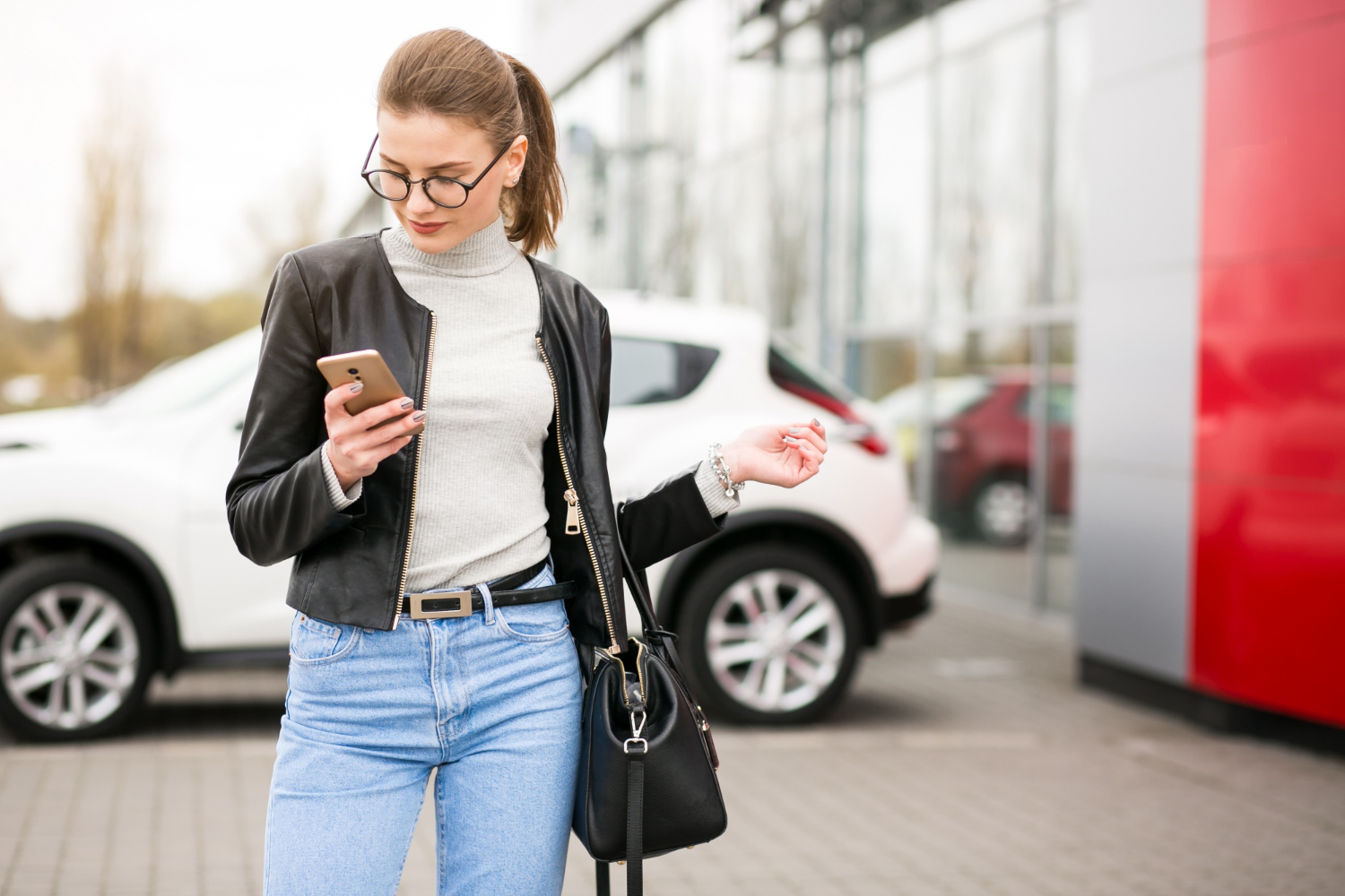 ragazza con lo smartphone