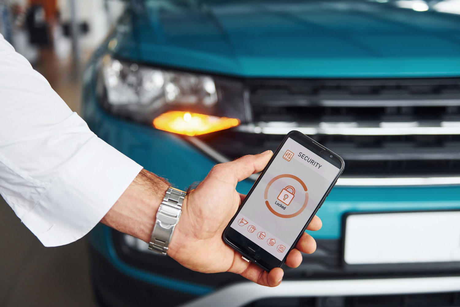 Un uomo sblocca un'auto con uno smartphone