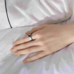 Una ragazza dorme con un anello intelligente